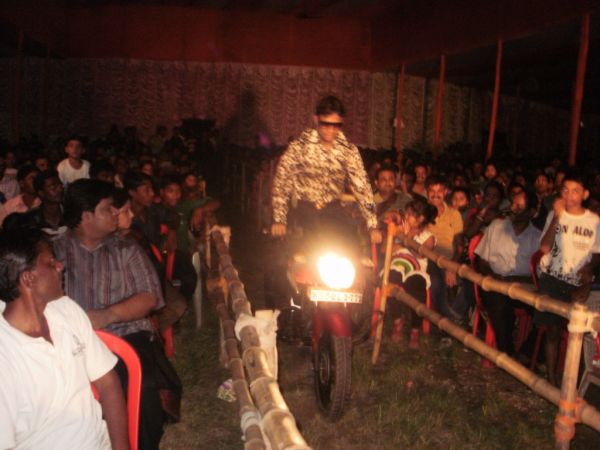 Magician Asarkar at bethuya dahari show