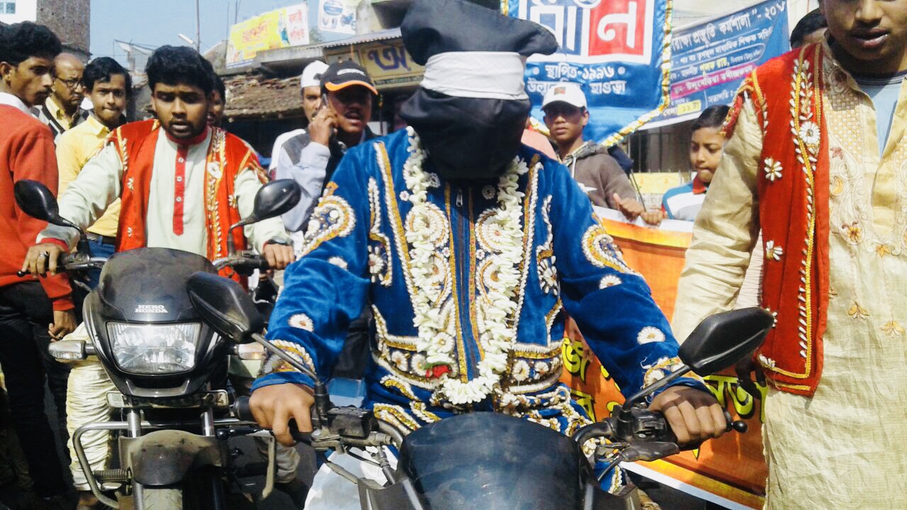 Magician A Sarkar doing Bling Fold Biking at Uluberia