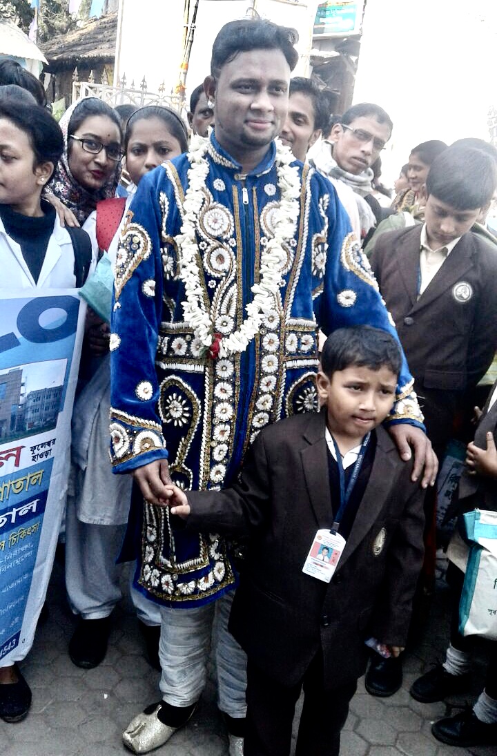 Indian Best Magician A Sarkar with his little fan in a road show